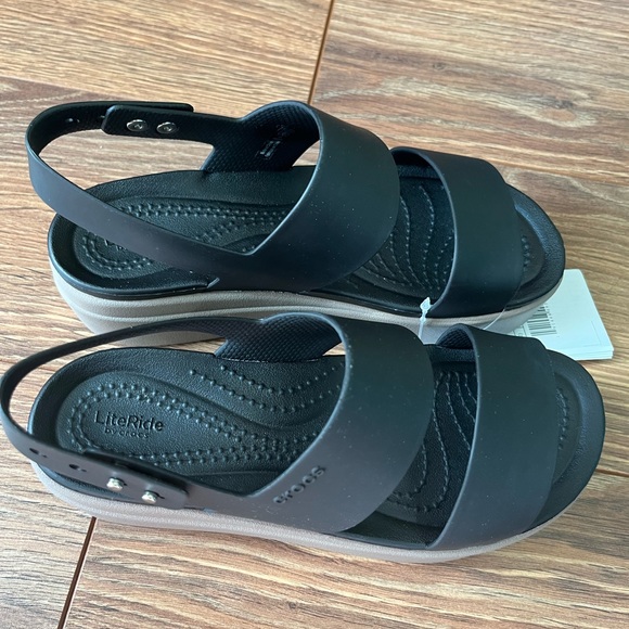 Crocs Brooklyn Low Wedge NWT - Picture 3 of 4